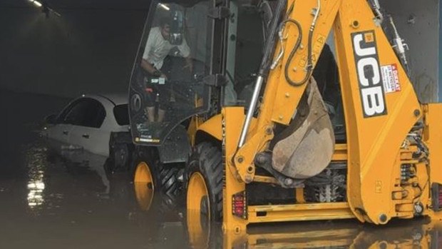Adana sağanak yağış: Suya gömülen otomobildeki 3 kişi kurtarıldı
