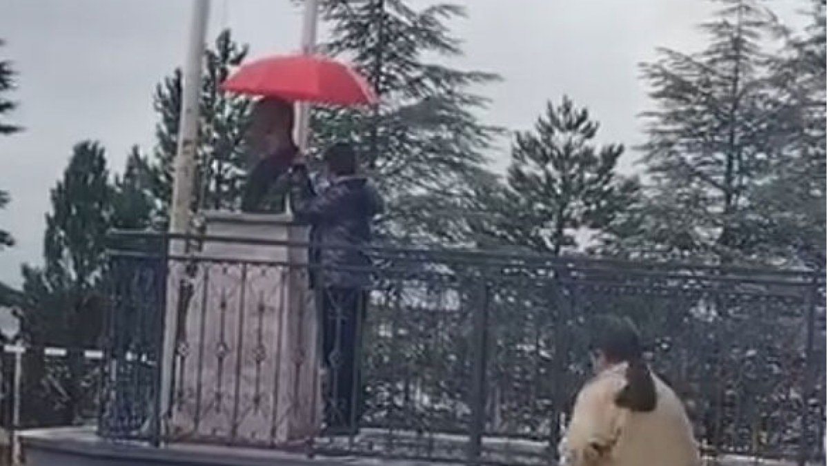 Atatürk Büstünü Yağmurdan Koruyan Öğrenci: İşte Yürek Isıtan O Anlar