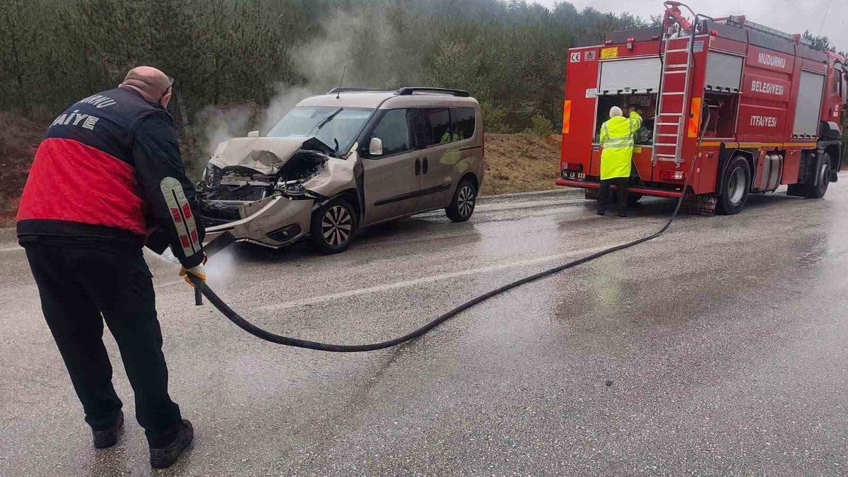 Bolu Mudurnu'da Kaza: Hafif Ticari Araç Tırla Çarpıştı, 1 Yaralı