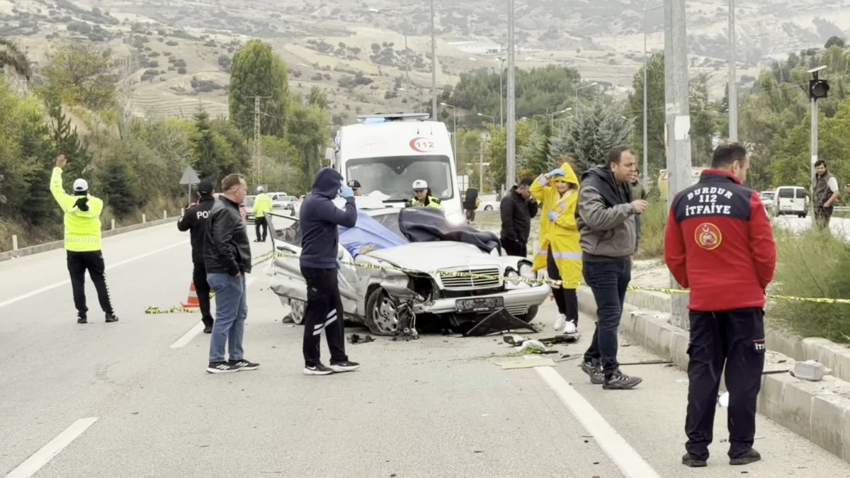 Burdur'da Düğün Yolunda Kaza: 1 Ölü, 4 Yaralı