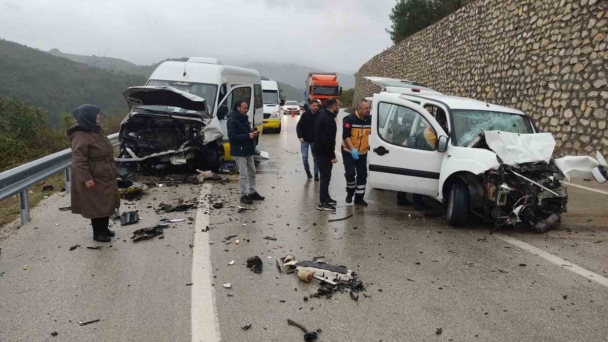 Bursa Keles Karayolunda Kaza: Minibüs ile Otomobil Çarpıştı, 1 Ölü, 10 Yaralı