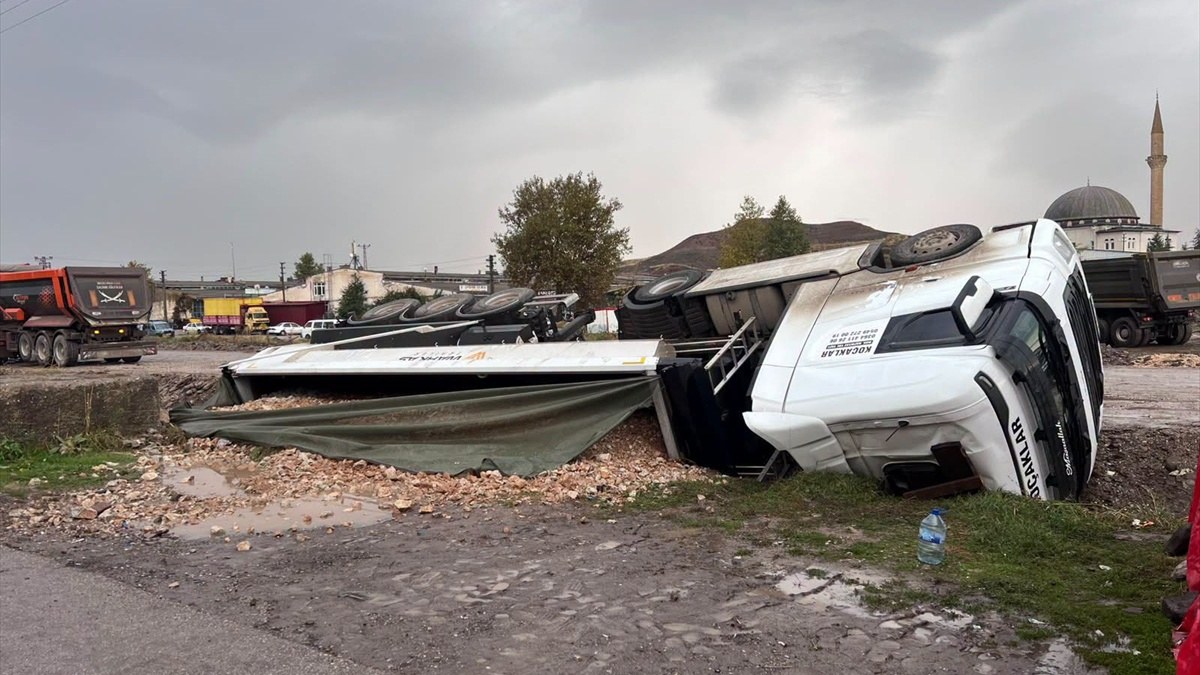 Çorum İskilip'te Hafriyat Tırı Su Kanalına Devrildi: 1 Yaralı