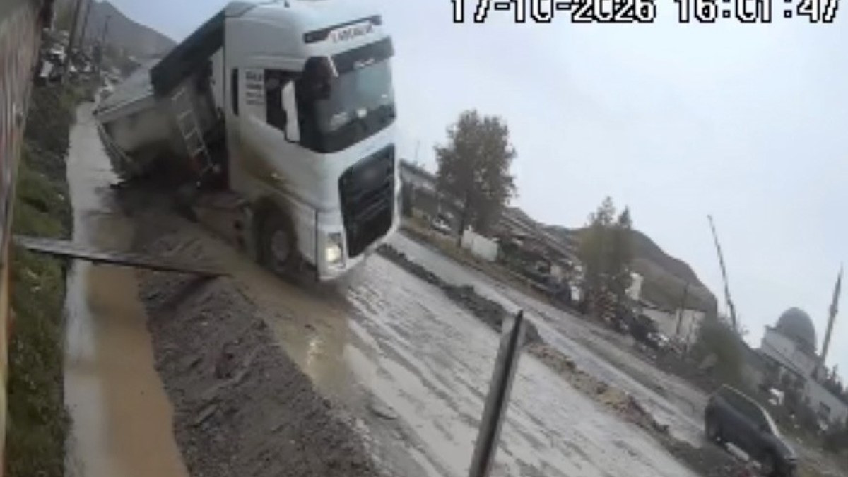 Çorum Sanayi Bölgesi'nde Tır Kazası: Yol Vermek İsteyen Araç Kanala Devrildi